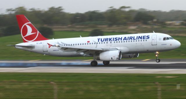 Airbus A320 (TC-JPR) - On landing RW31 