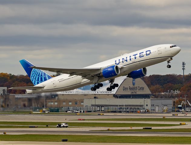 Boeing 777-200 (N795UA) - UAL2535 heavy departing RWY 6R this afternoon for the 5-hour flight to Seattle-Tacoma Intl – KSEA with the Cleveland Browns for tomorrow’s game with the Seahawks.