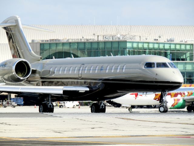 BOMBARDIER BD-700 Global 7500 (N762F) - Lining up on RWY 20R 
