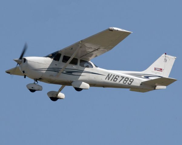 Cessna Skyhawk (N16789) - Take off runway 06.