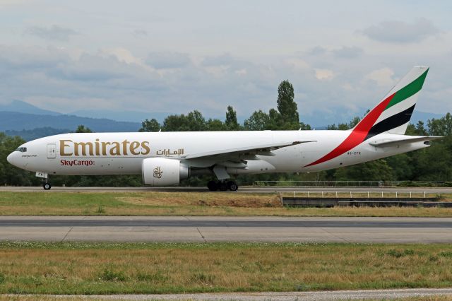 Boeing 777-200 (A6-EFK)