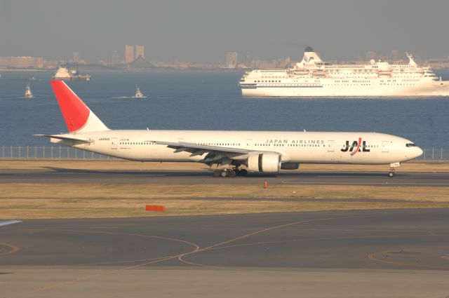 BOEING 777-300 (BON8945) - Landing at Haneda Intl Airport 16L on 2006/12/23