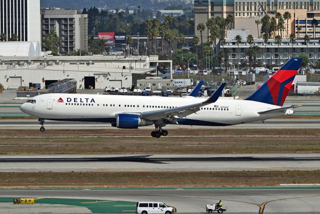 BOEING 767-300 (N176DZ)