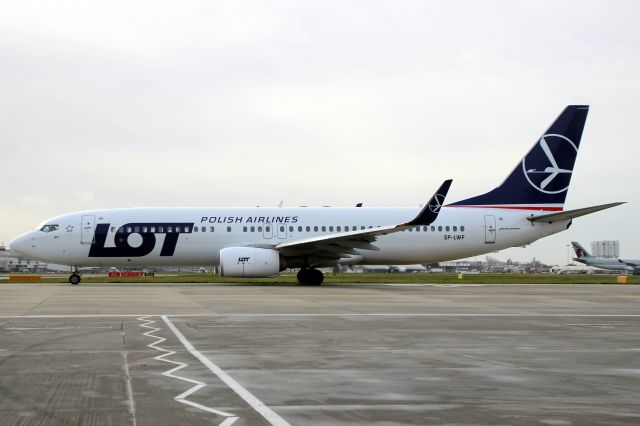 Boeing 737-800 (SP-LWF) - Taxiing to depart rwy 27L on 8-Feb-20 operating flight LOT282 to EPWA.
