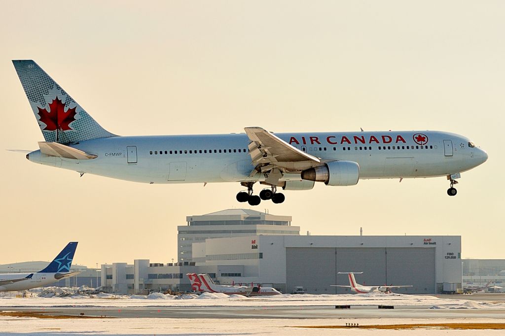 BOEING 767-300 (C-FMWP)