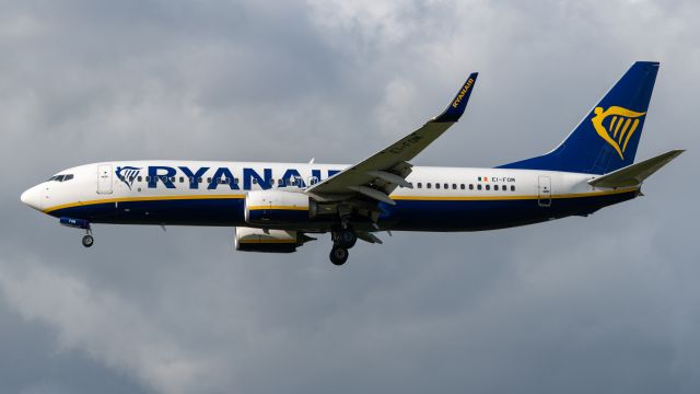 Boeing 737-800 (EI-FOM)