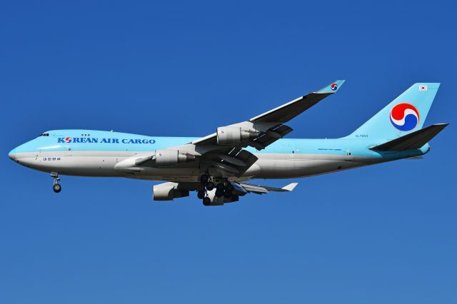 Boeing 747-400 (HL7603) - Korean Air Cargo Boeing 747-4B5F(ER) landing on 17R at YYC on Aug 21.