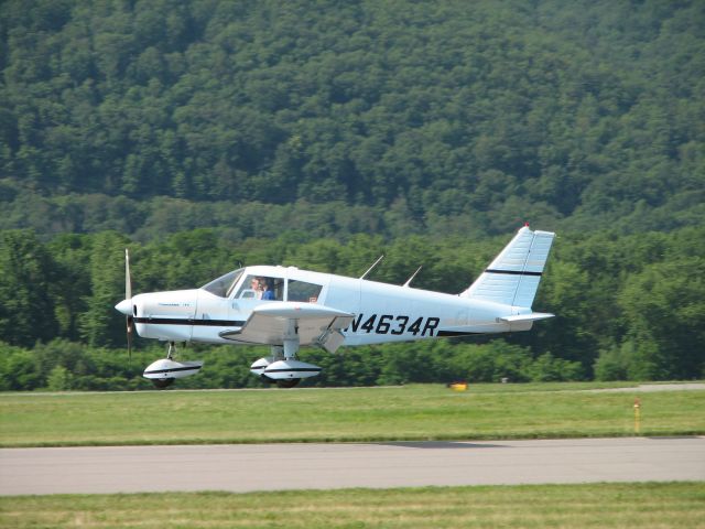 Piper Cherokee (N4634R) - Landing at IPT