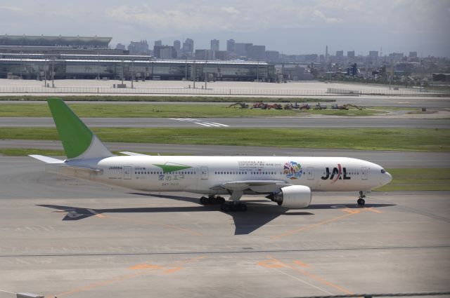 Boeing 777-200 (BON8984) - Taxi at Haneda Intl Airport on 2010/7/16 Sky Eco & Cop10 c/s