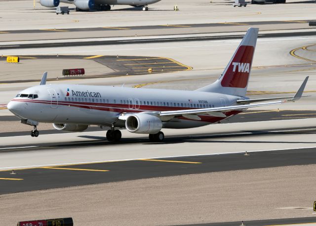 Boeing 737-800 (N915NN)