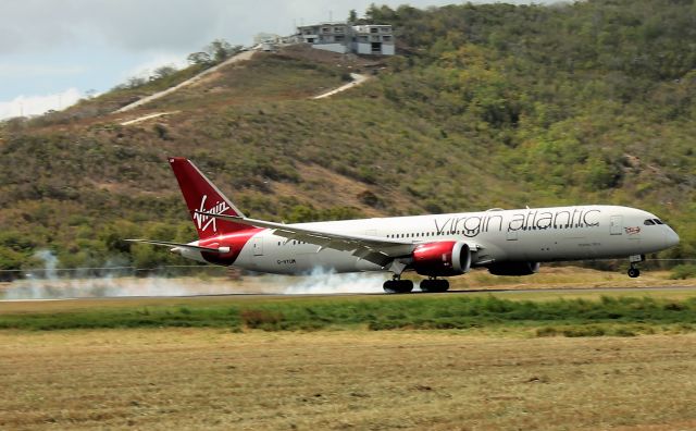 Boeing 787-9 Dreamliner (G-VYUM)