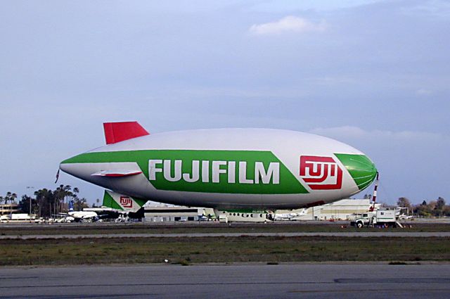 — — - Fuji "Blimp" in California January 2004