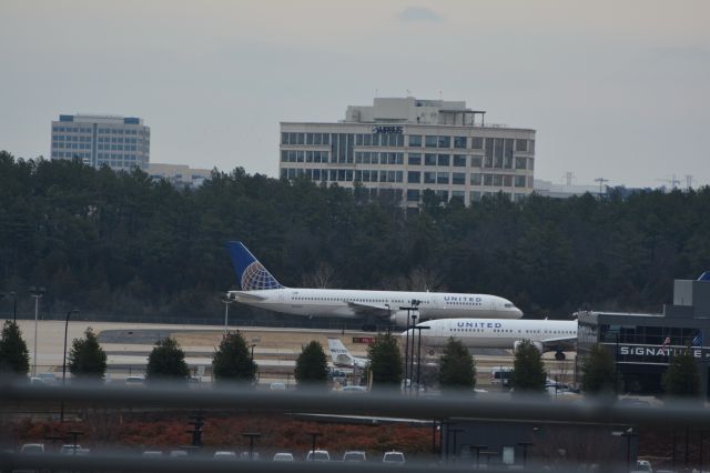 Boeing 757-200 (N526UA)