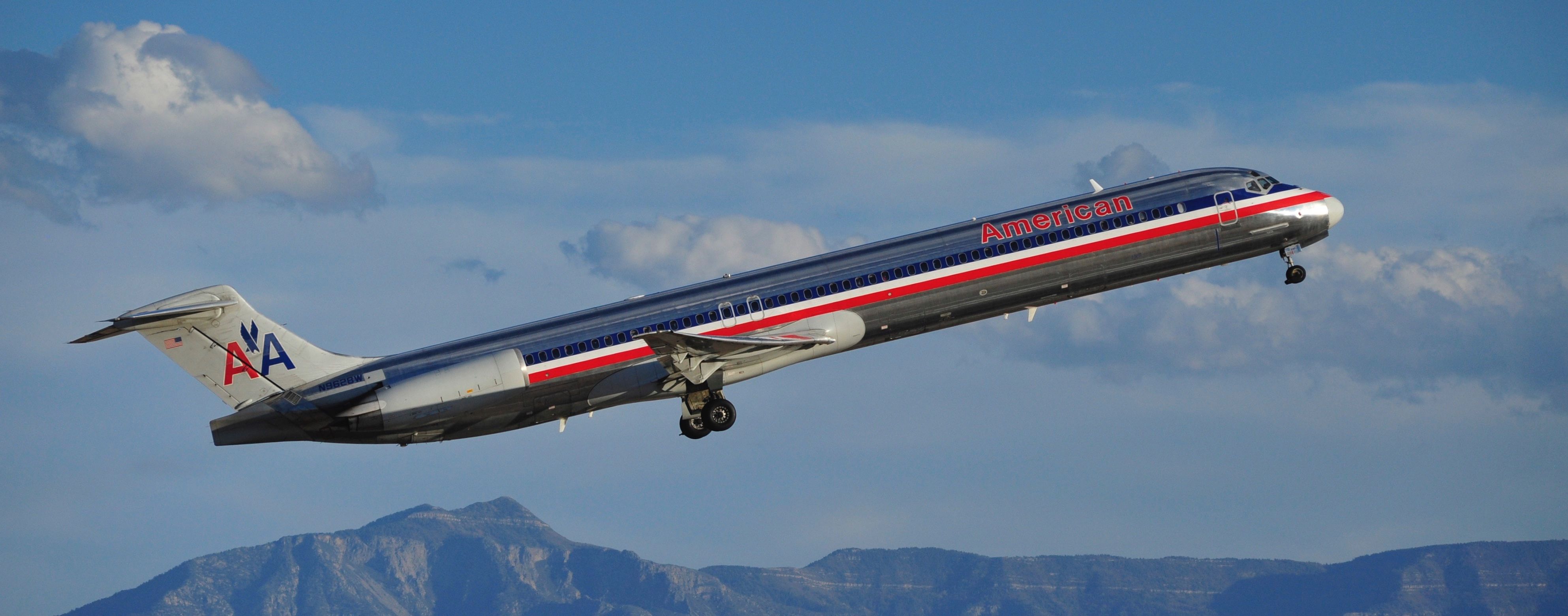 McDonnell Douglas MD-83 (N9628W) - N9628W just off of Albuquerque's KABQ (Sunport) RWY 21 on October 13th, 2013, at 16:36 MDT. Photo taken from aircraft viewing area on the west side of the airport, adjacent to RWY 21. Manzano mountains in the background (facing SE). Nikon D700, AF Zoom-Nikkor 80-200mm f/2.8D ED @ 200mm, ISO 1000, f/6.3 @ 1/8000 (-0.7 EV comp).