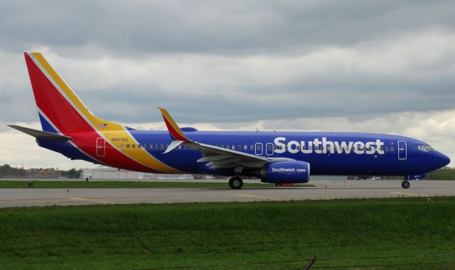 Boeing 737-800 (N8576Z) - Southwest 737-800 taxiing to runway 23