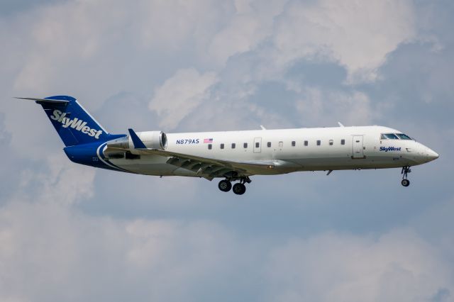 Canadair Regional Jet CRJ-200 (N879AS)