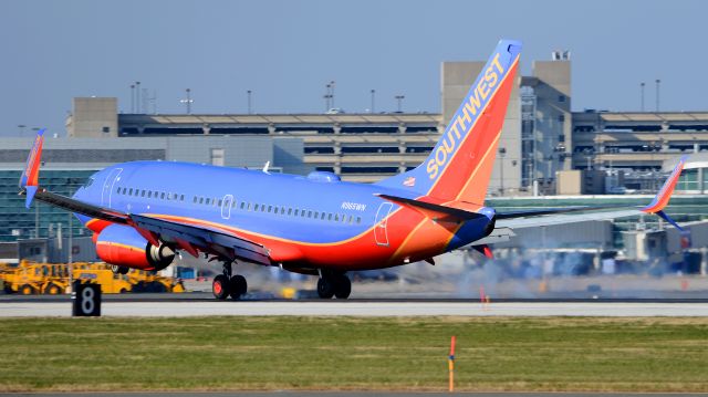 Boeing 737-700 (N965WN) - Touching down on 27R