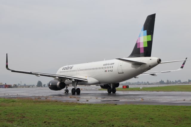 Airbus A320 (XA-VLK) - Aeropuerto Internacional Toluca mirador alexa Rin Rosalio fotografa