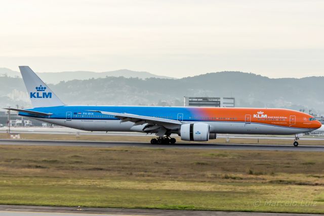 Boeing 777-200 (PH-BVA) - KLM (Orange Pride Livery) - Boeing 777-306(ER)br /Registration: PH-BVAbr /br /Amsterdam (AMS) / São Paulo (GRU)br /br /Foto tirada em: 25/06/2016br /Fotografia: Marcelo Luiz