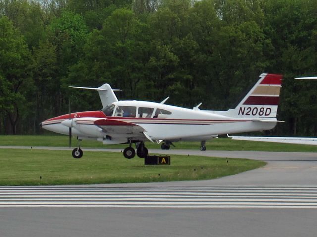 Piper Aztec (N208D) - Perfect landing runway 34.