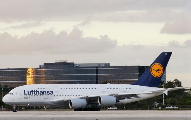 Airbus A380-800 (D-AIMK)