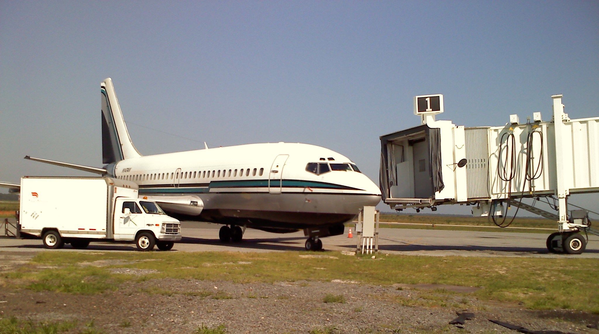 Boeing 737-200 (N147AW) - 8/10/09 At The Gates