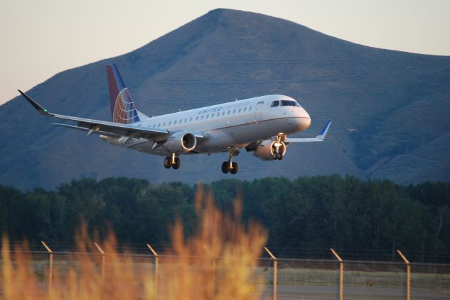 Embraer 175 (N602UX)