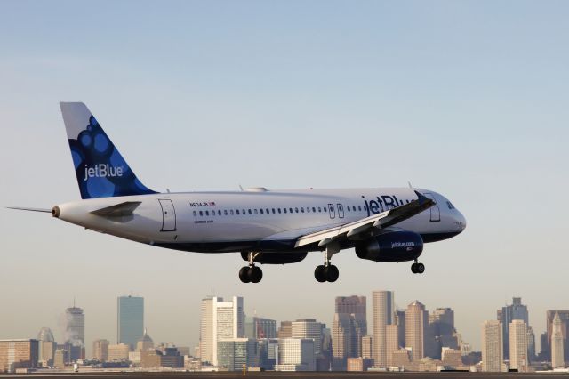 Airbus A320 (N634JB) - City of Boston skyline shot on a 33L arrival !