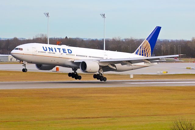 Boeing 777-200 (N221UA)