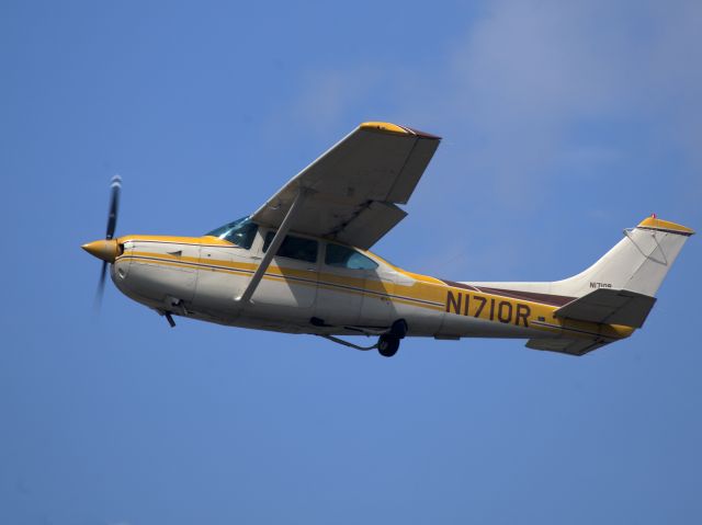 Cessna Skylane (N1710R) - Take off runway 26. The Skylane RG is a very good personal travel aircraft. Please note the gear cycle.