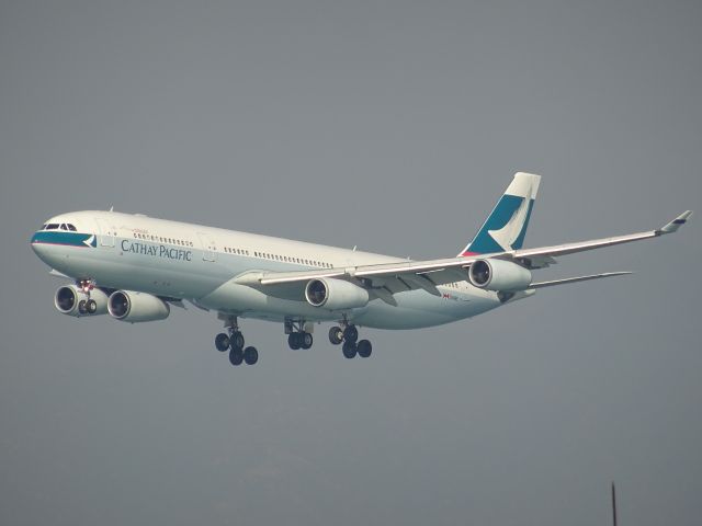 Airbus A340-300 (B-HXC)