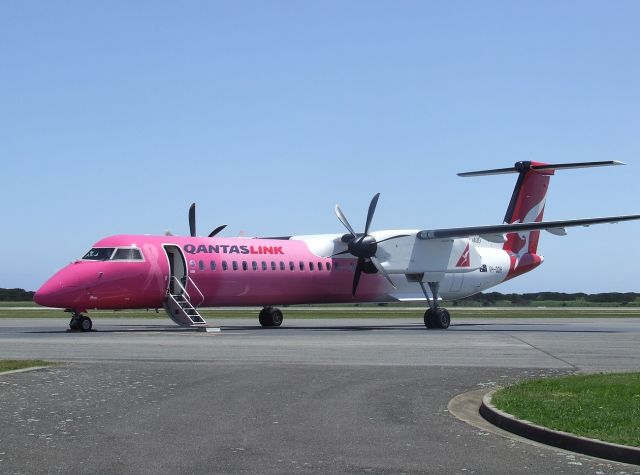 de Havilland Dash 8-400 (VH-QOH) - 10 November, 2007. First Q400 to visit Tasmania.