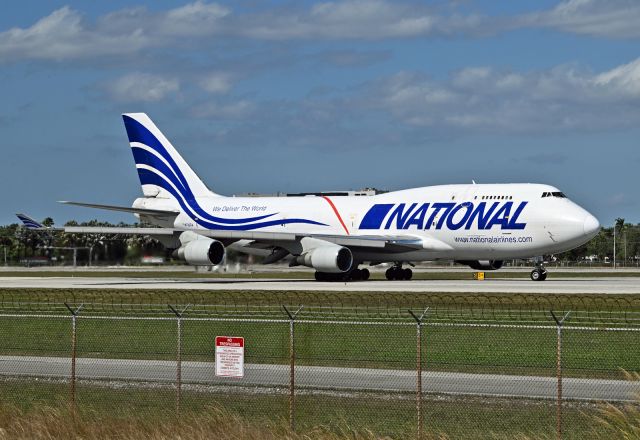Boeing 747-400 (N702CA)