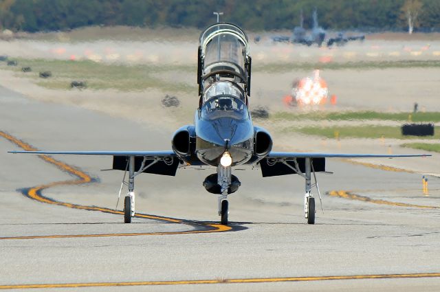 Northrop T-38 Talon (6714831) - Fast 52 taxiing up Alpha