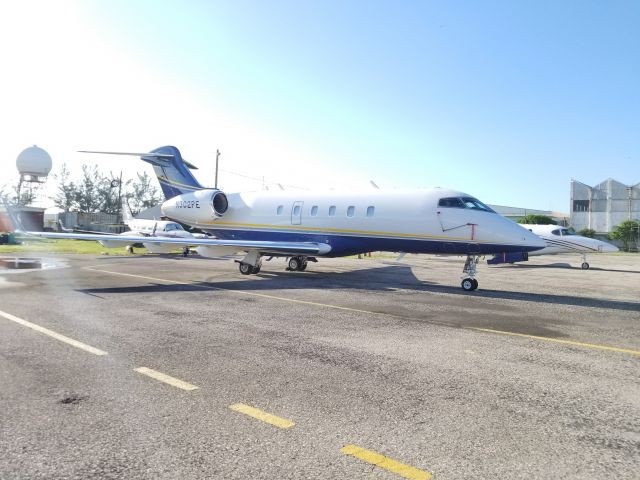 Bombardier Challenger 300 (N302PE)