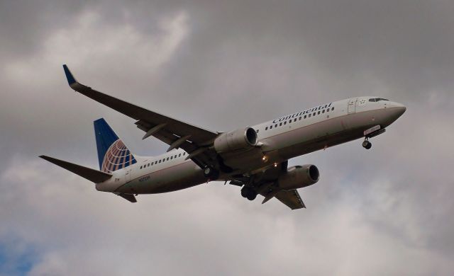 Boeing 737-800 (N27239) - Continental 737-824 N27239br /Final approach to 17R at AUSbr /Feb-16-2011