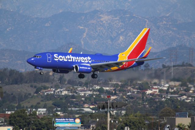 Boeing 737-700 (N7712G)