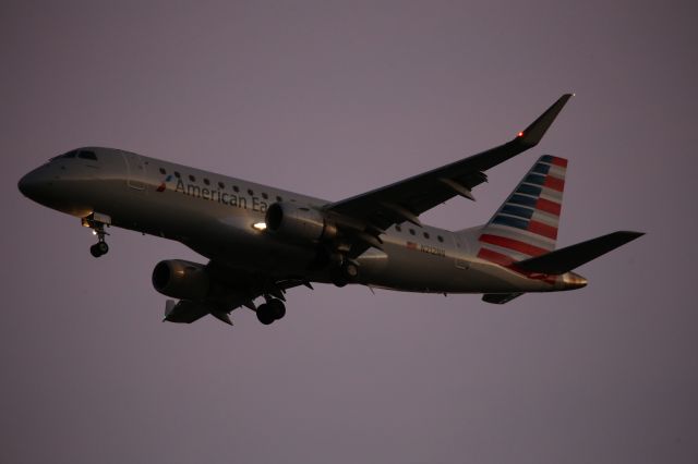 EMBRAER 175 (long wing) (N212NN)