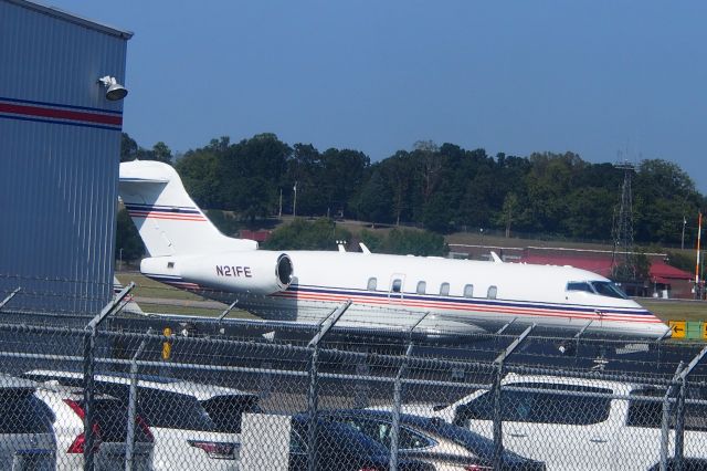 Bombardier Challenger 300 (N21FE)