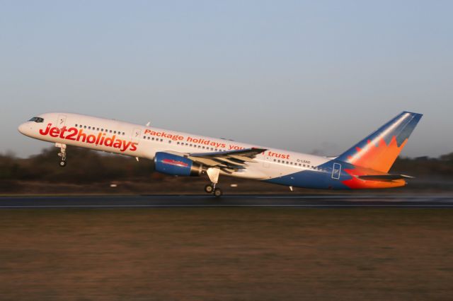 Boeing 757-200 (G-LSAD) - LS835 departing to Grenoble