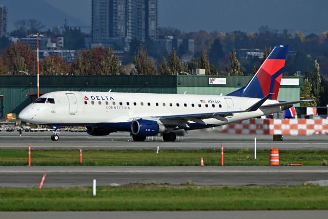 Embraer 175 (N284SY)