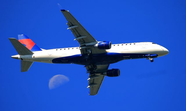 Embraer ERJ 175 (N605CZ) - ERJ 170-200 LR on a 3 mile final for Nashville with the moon distorted by engine heat