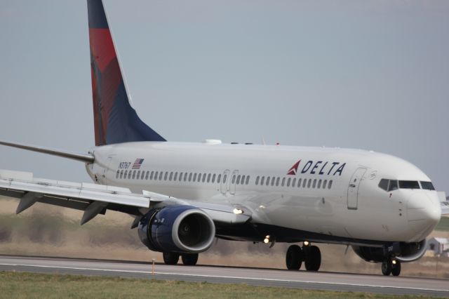 Boeing 737-800 (N3767) - Landing on runway 26.