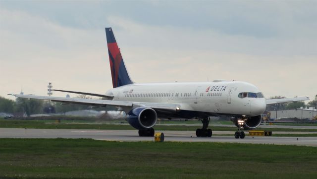 Boeing 757-200 (N662DN) - Sabers charter 757-200 taxiing to runway 23