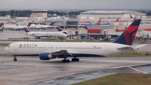 BOEING 767-300 (N1402A)