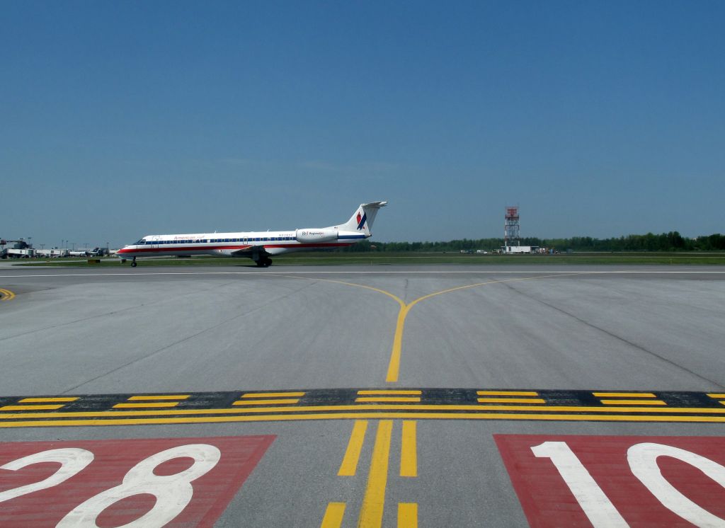 Embraer ERJ-145 (N928AE) - Take off RW28