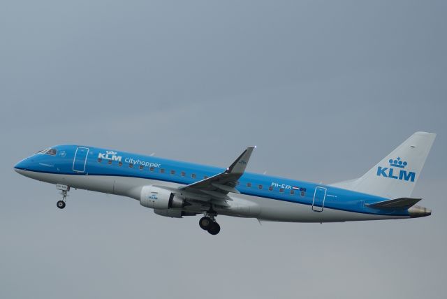 Embraer 170/175 (PH-EXK) - KLM Cityhopper EMB170-175 cn629 Take Off RWY36L 22-5-2018