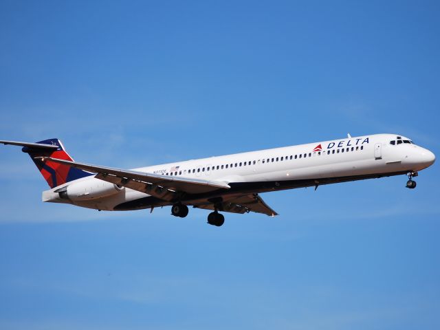 McDonnell Douglas MD-88 (N911DE) - On final for runway 18C - 4/4/09