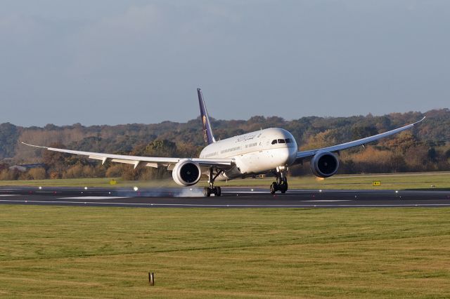 Boeing 787-9 Dreamliner (HZ-ARB) - SVA123 touching down on 05R in a northerly crosswind.