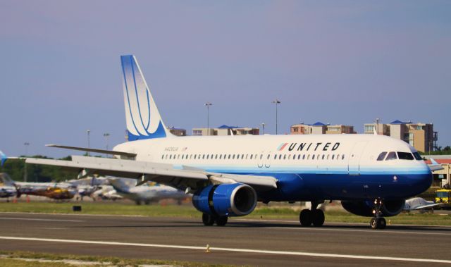 Airbus A320 (N406UA)